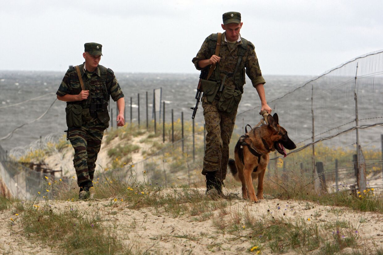 Российские пограничники в наряде на российском участке границы с Польшей на полуострове Балтийская коса