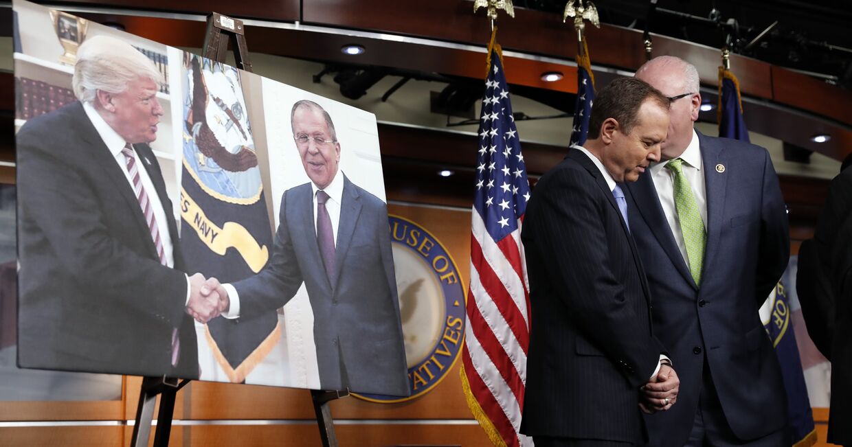 Член комитета палаты представителей по разведке демократ Адам Шифф рядом с фотографией Дональда Трампа и Сергея Лаврова