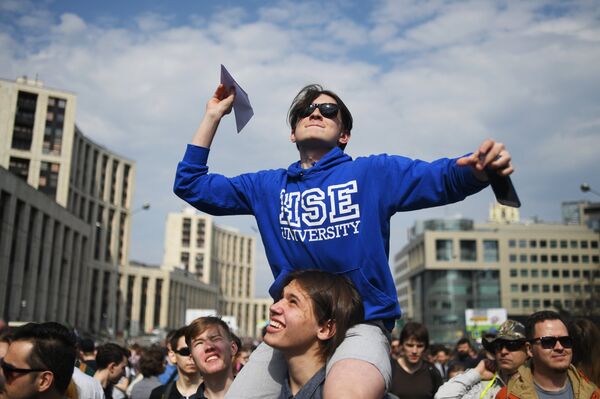 Участники митинга в поддержку мессенджера Telegram на проспекте Сахарова в Москве Участники митинга в поддержку мессенджера Telegram на проспекте Сахарова в Москве