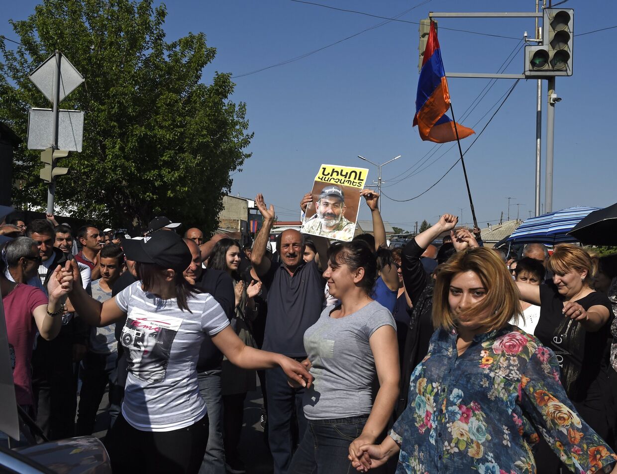 Протестующие заблокировали путь в аэропорт Звартноц.  2 мая 2018