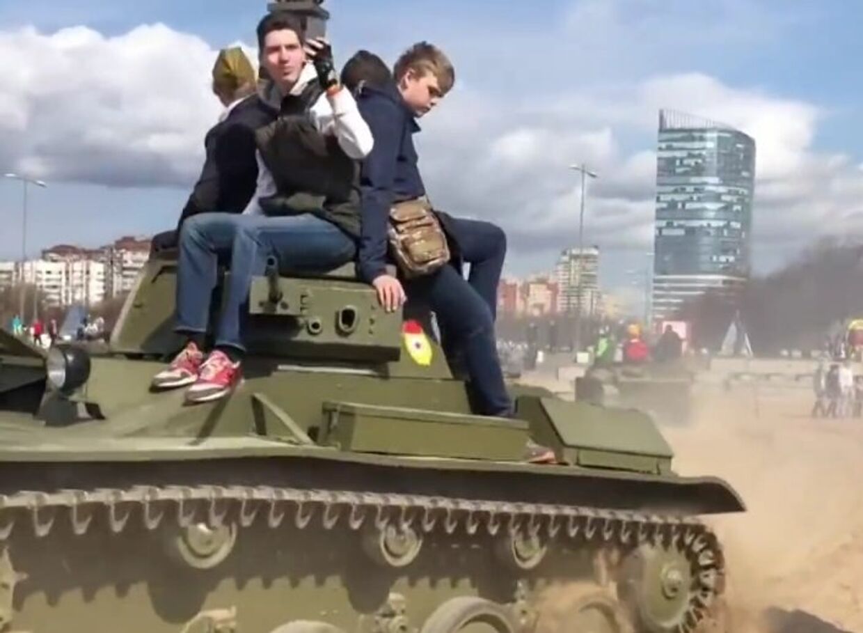 Военное шоу в России: дети под танком