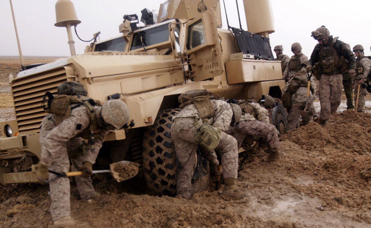 Американские морские пехотинцы откапывают застрявший броневик, Афганистан