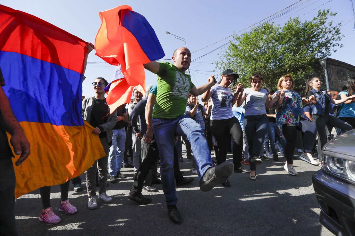 Сторонники армянской оппозиции блокируют дорогу в аэропорт время протестов в Ереване. 2 мая 2018