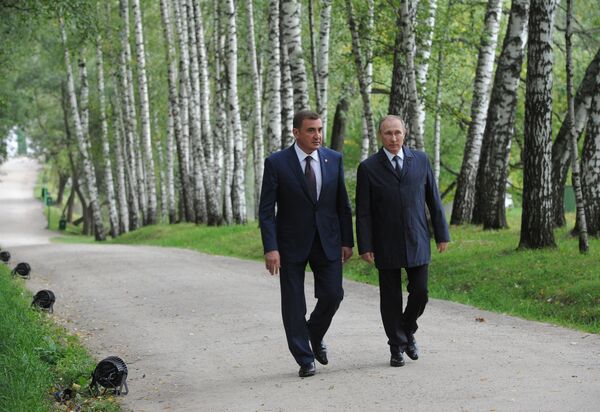 Владимир Путин и Алексей Дюмин во время посещения Государственного заповедника «Музей-усадьба Л. Н. Толстого „Ясная Поляна“». Владимир Путин и Алексей Дюмин во время посещения Государственного заповедника «Музей-усадьба Л. Н. Толстого „Ясная Поляна“».