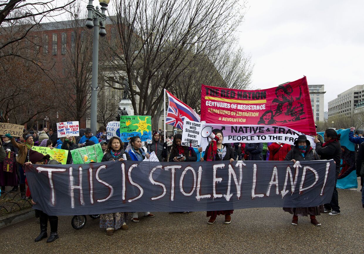 Американские индейцы и их сторонники во время акции протеста против строительства нефтепровода Dakota Access
