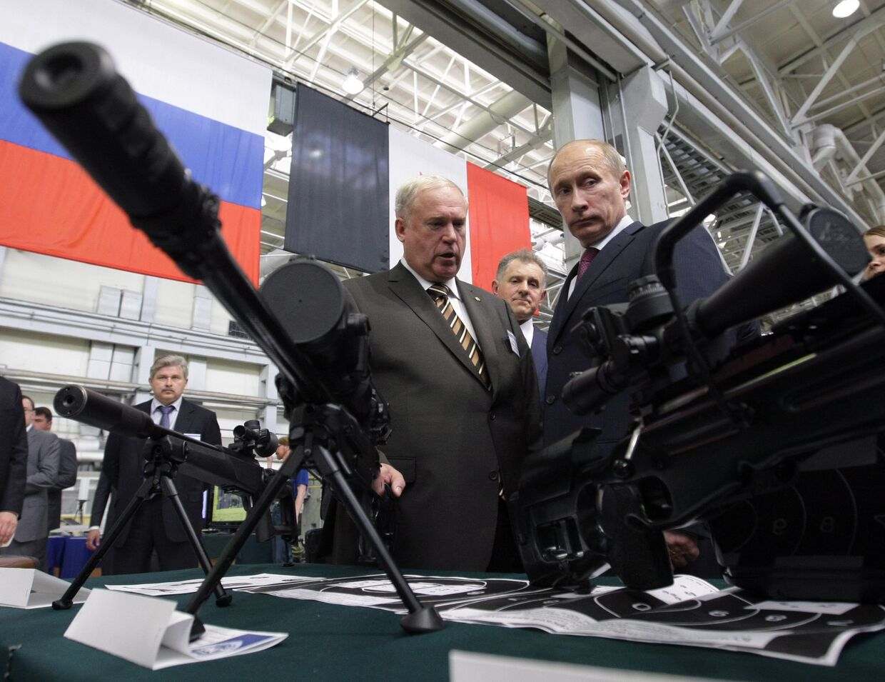 Владимир Путин осмотрел образцы стрелкового оружия ОАО «Ижмаш»