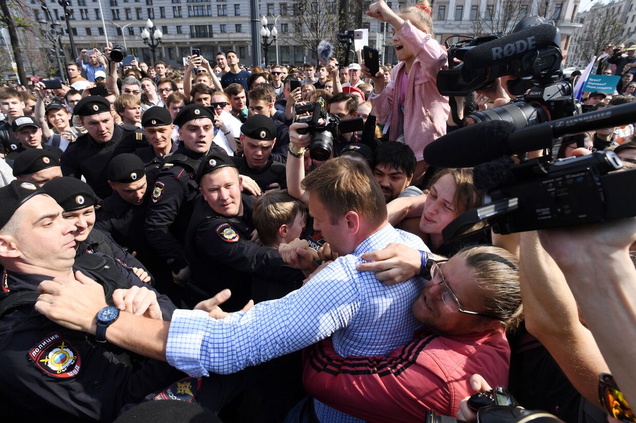 Задержание оппозиционера Алексея Навального во время несанкционированного митинга в Москве. 5 мая 2018