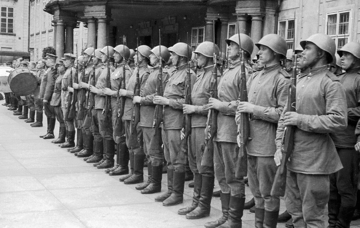 Воины на параде Победы в Пражском граде