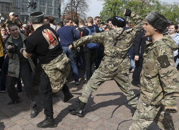 Бойцы национально-освободительного движения во время столкновений с митингующими во время акции протеста в Москве Бойцы национально-освободительного движения во время столкновений с митингующими во время акции протеста в Москве