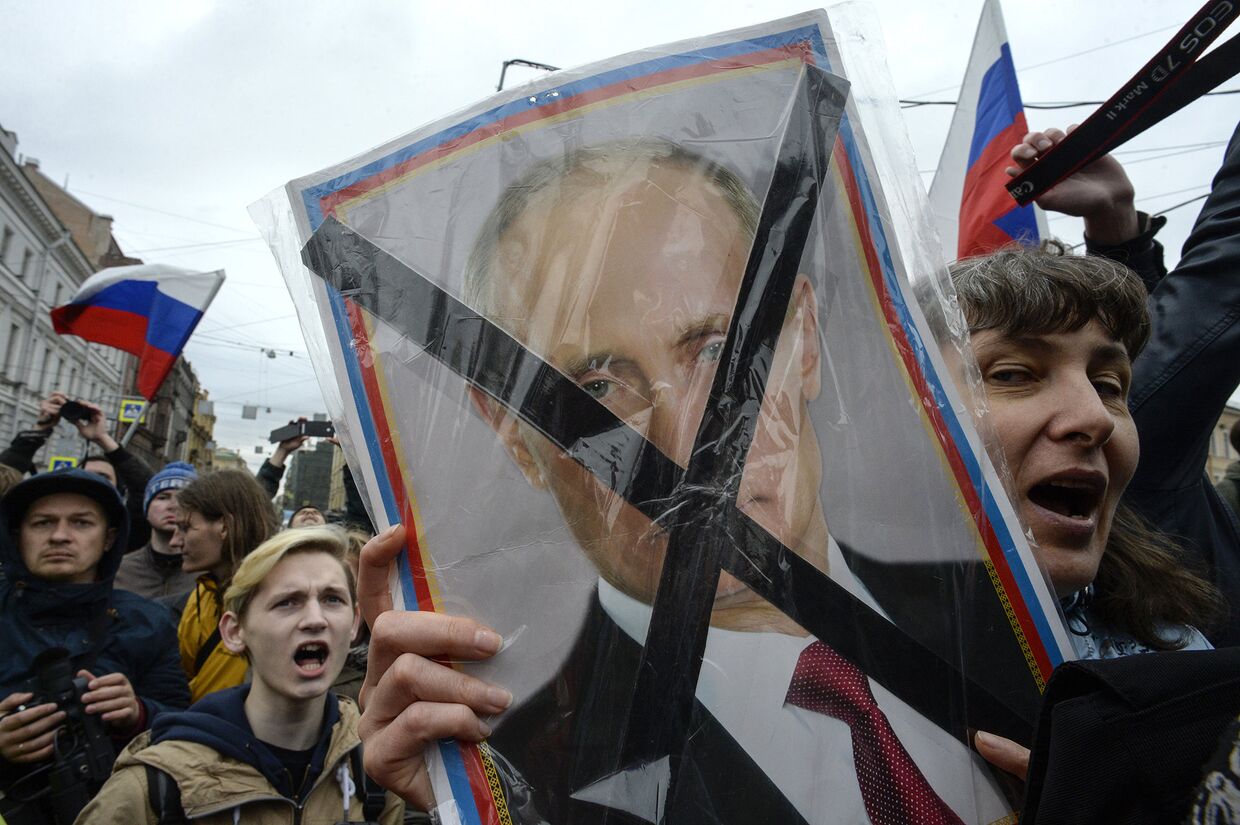 Участники несанкционированной акции оппозиции в Санкт-Петербурге
