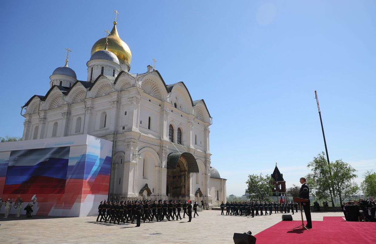 Избранный президент РФ Владимир Путин принимает парад Президентского полка на Соборной площади Московского Кремля. 7 мая 2018