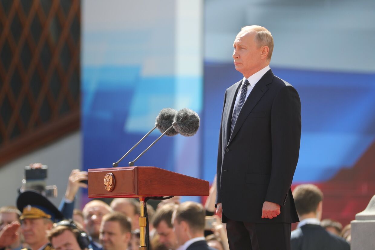 Избранный президент РФ Владимир Путин принимает парад Президентского полка на Соборной площади Московского Кремля
