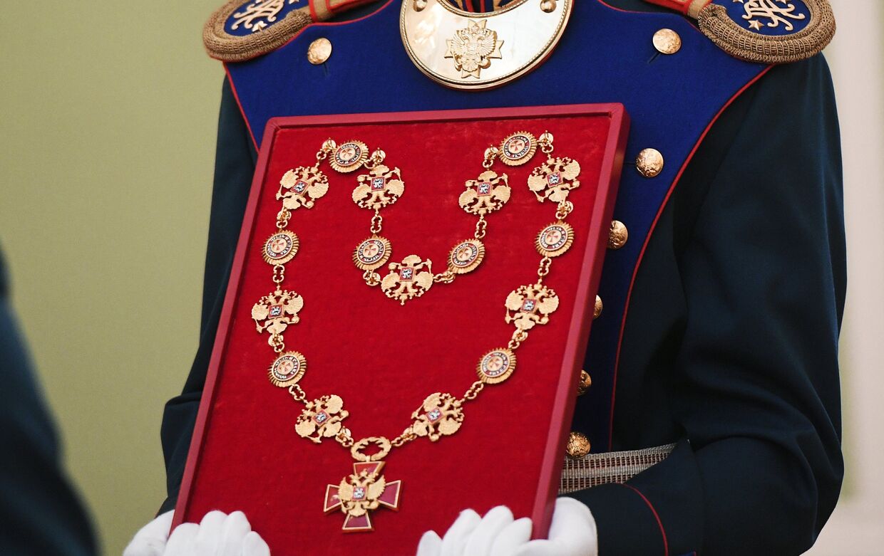 Солдат Президентского полка вносит знак президента РФ на церемонии инаугурации президента РФ Владимира Путина. 7 мая 2018