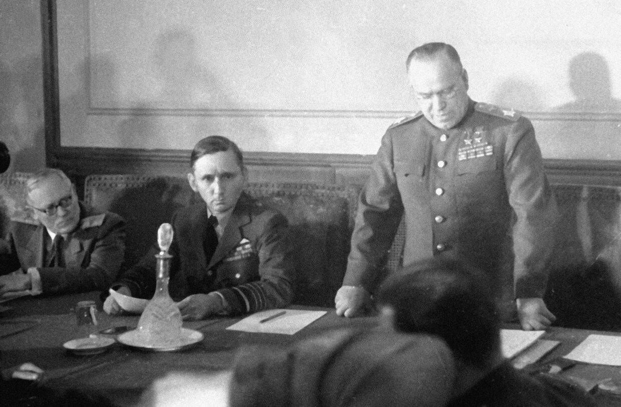 Маршал Советского Союза Георгий Константинович Жуков зачитывает акт о безоговорочной капитуляции Германских вооруженный сил