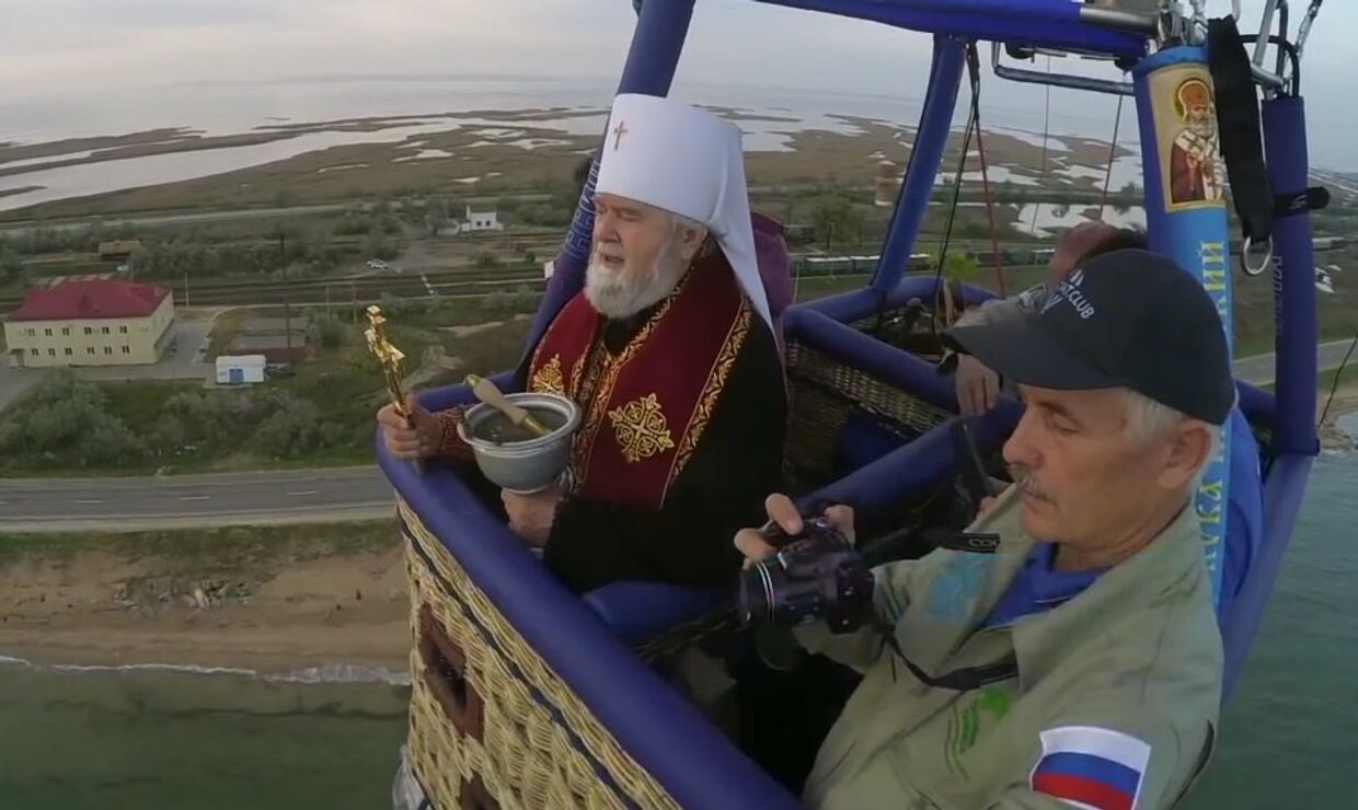 Оккупанты освятили Крымский мост с неба
