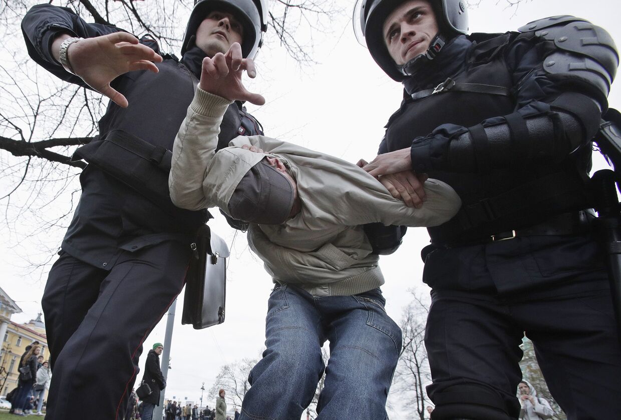 Полиция задерживает протестующего во время акции протеста в Санкт-Петербурге