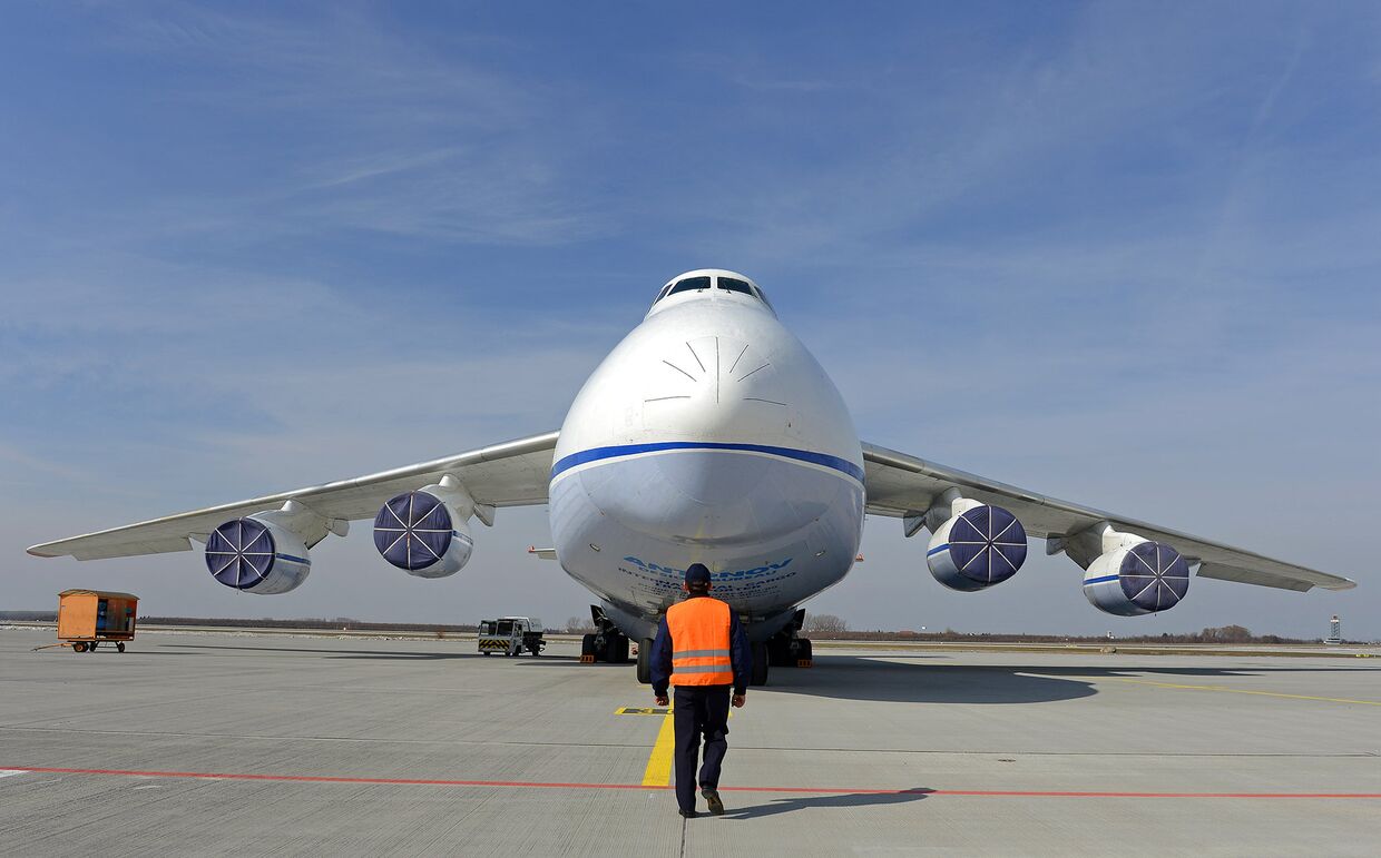 Транспортный самолет Ан-124 в Лейпциге, Германия