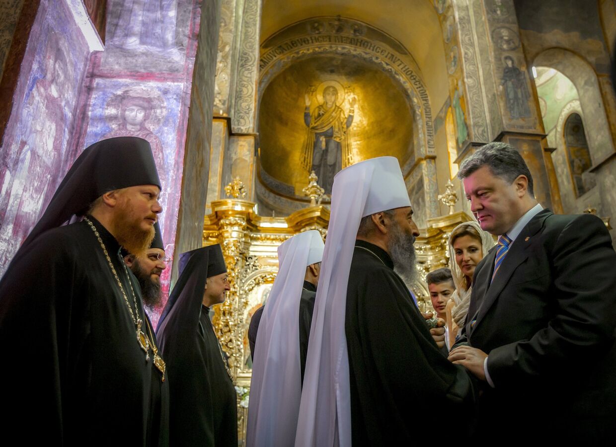 Президент Украины Петр Порошенко (справа) во время молитвы за Украину в Софийском соборе в Киеве.