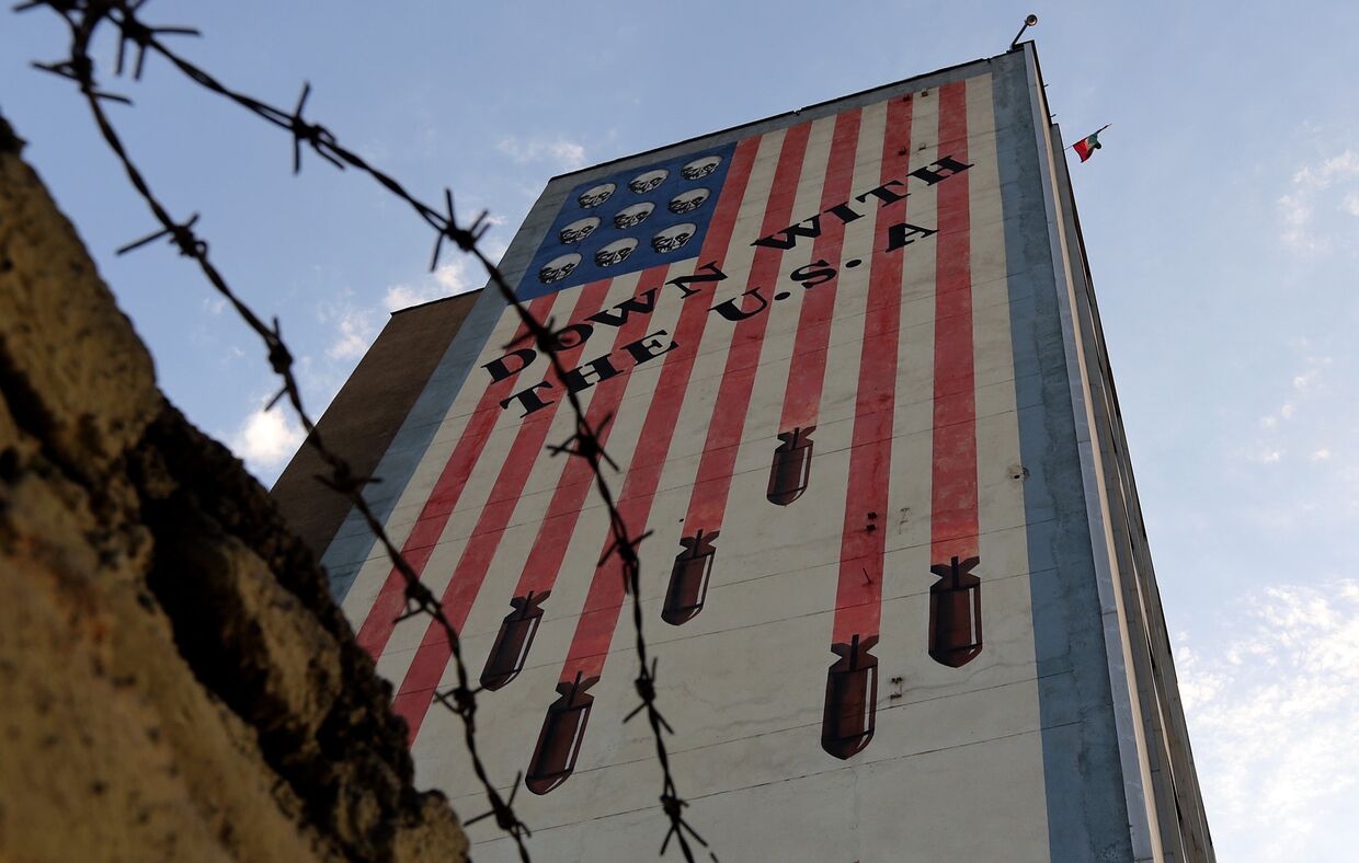 Граффити с антиамериканским лозунгом в Тегеране