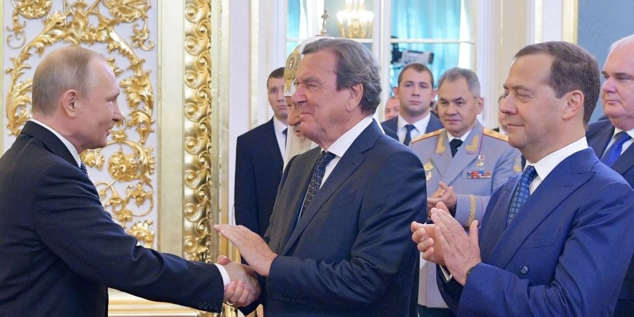 Избранный президент РФ Владимир Путин, председатель правительства РФ Дмитрий Медведев и экс-канцлер Германии Герхард Шредер во время церемонии инаугурации в Кремле. 7 мая 2018
