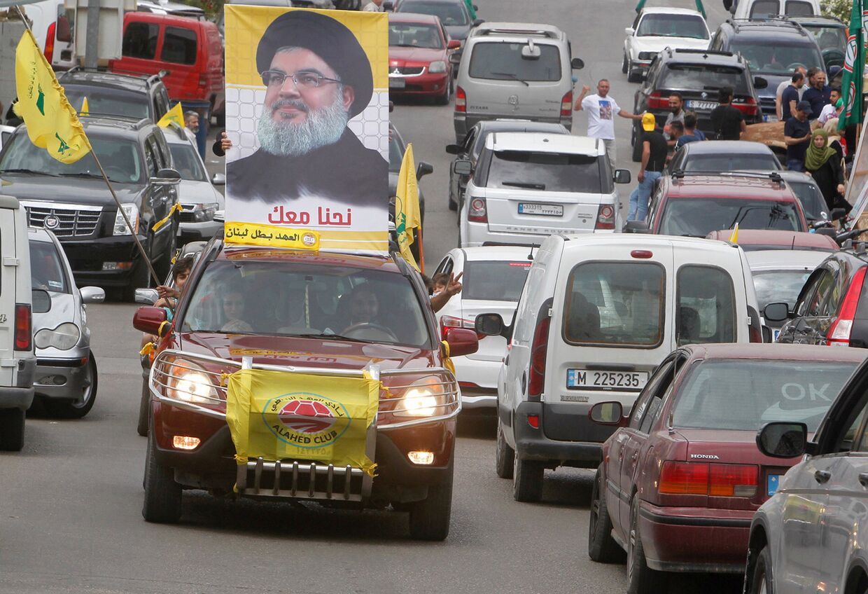 Плакат с изображением лидера Хезболлы Хасана Насраллы в Ливане