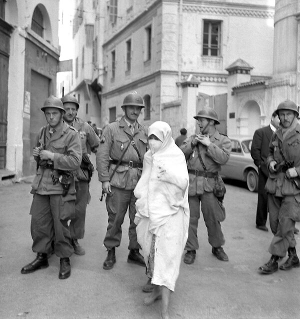 Женщина в хиджабе под взглядом французских военных, 1960 год Женщина в хиджабе под взглядом французских военных, 1960 год