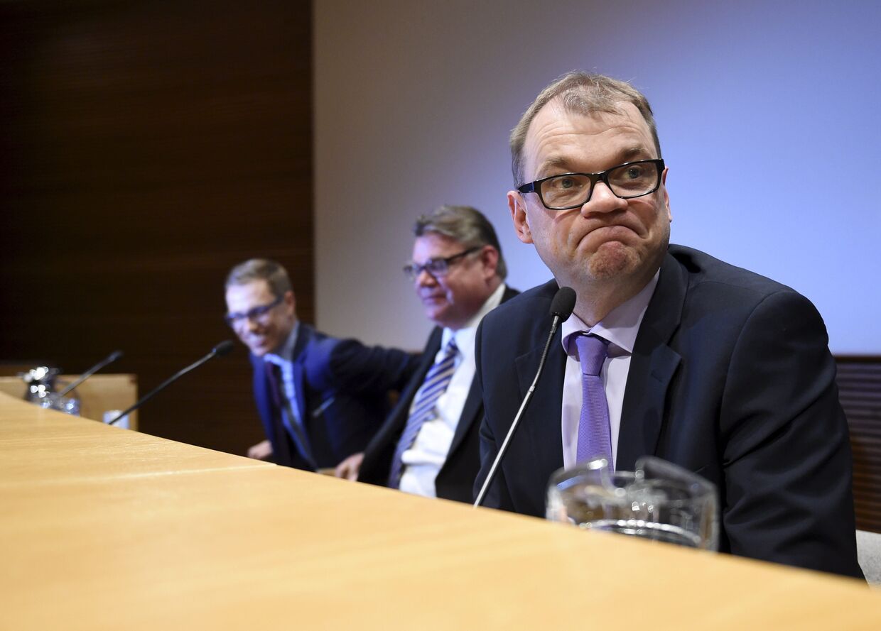 Премьер-министр Юха Сипиля и члены парламента Финляндии