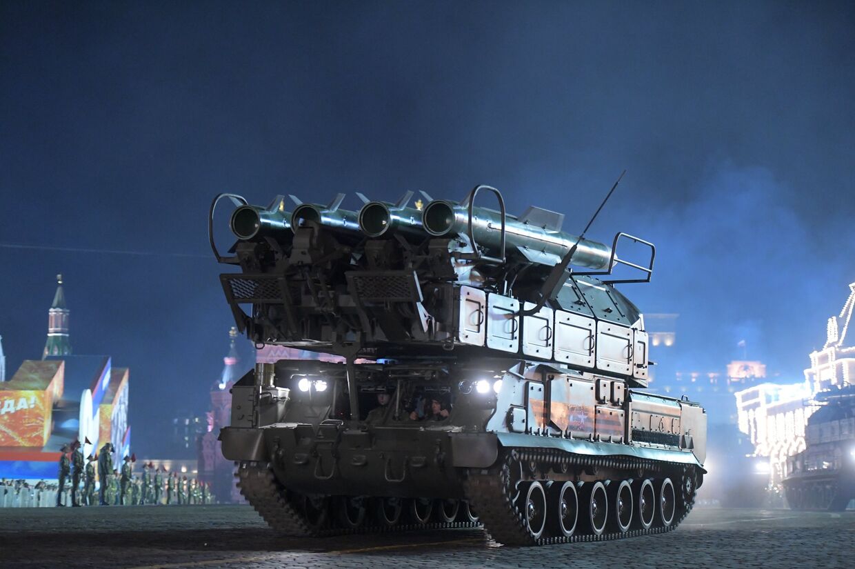 Зенитно-ракетный комплекс БУК-М2 на репетиции военного парада на Красной площади, посвященного 73-й годовщине Победы в Великой Отечественной войне