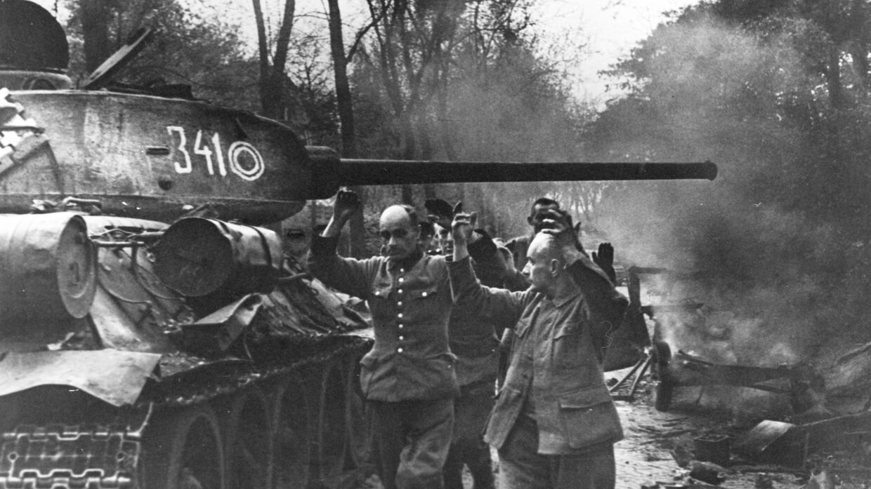 Фашисты сдаются в плен, 1945 год