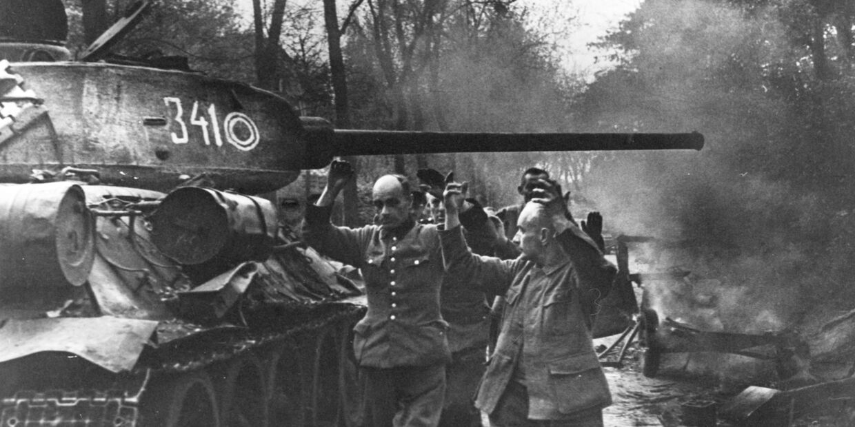 Фашисты сдаются в плен, 1945 год