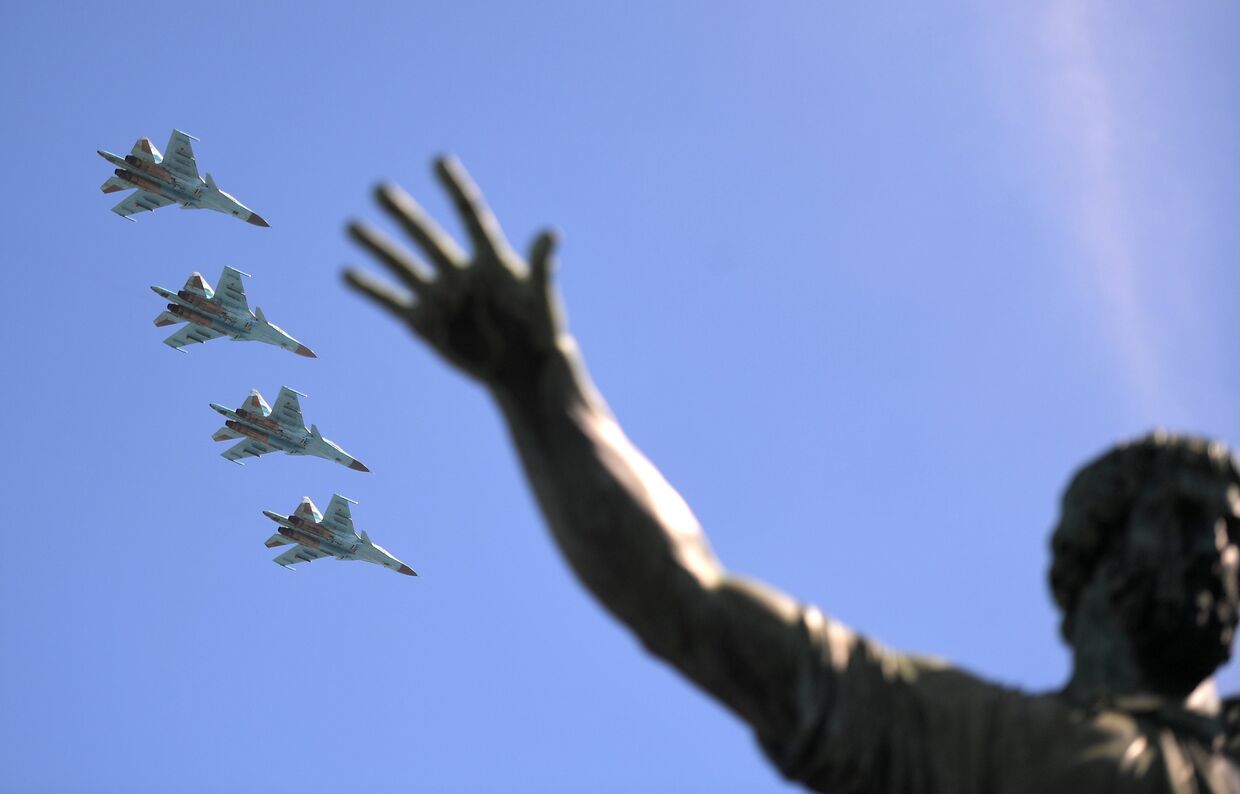 Истребители-бомбардировщики Су-34 на военном параде, посвященном 73-й годовщине Победы в ВОВ
