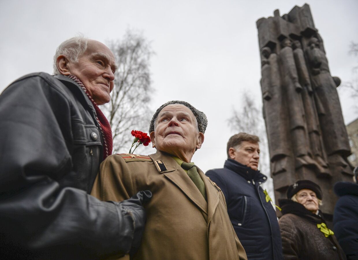 Ветераны во время церемонии открытия памятника Мужеству ленинградцев в Санкт-Петербурге. 26 января 2018