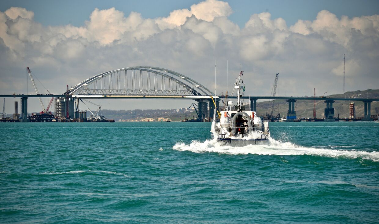 Патрульный катер береговой охраны Пограничной службы ФСБ России в Керченском проливе