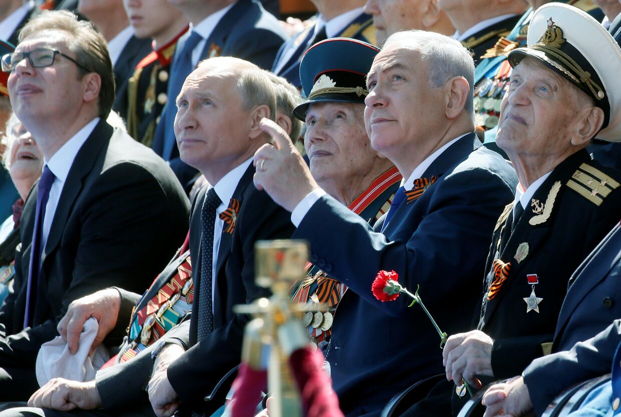 Президент России Владимир Путин, президент Сербии Александр Вучич и премьер-министр Израиля Биньямин Нетаньяху наблюдают за парадом Победы в Москве