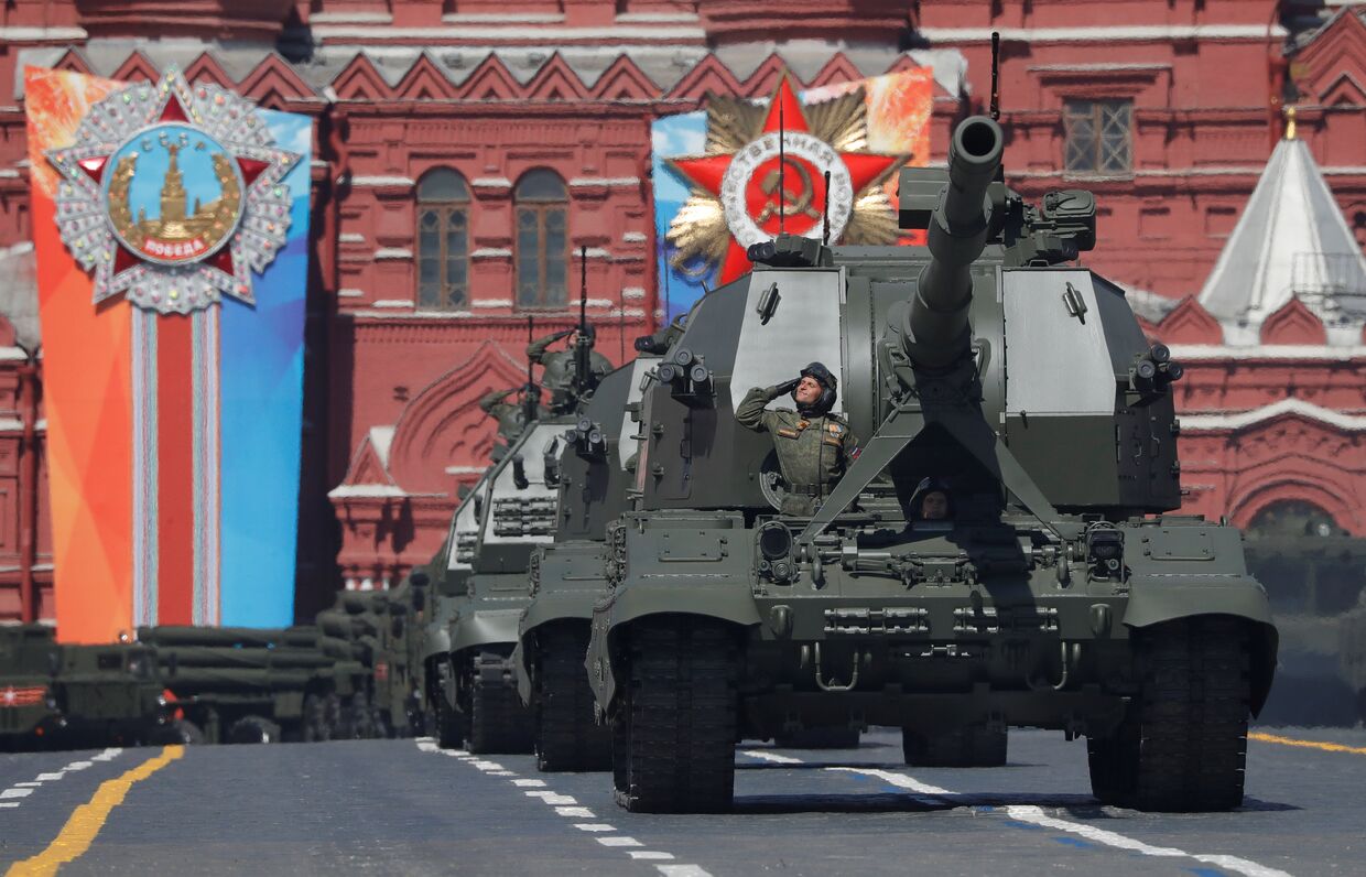 Самоходные артиллерийские установки «Коалиция-СВ» и самоходные артиллерийские установки «Мста-С» на военном параде