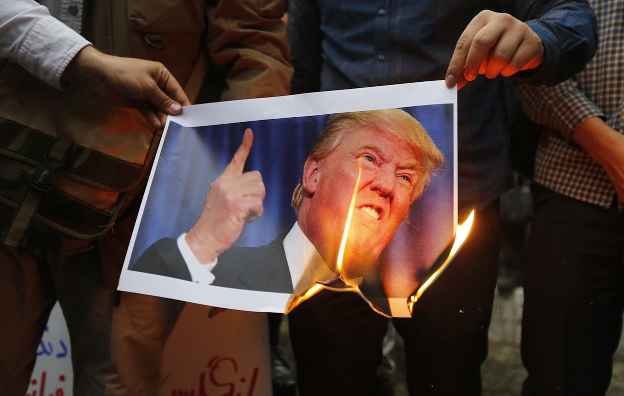 Иранцы сжигают изображение президента США Дональда Трампа