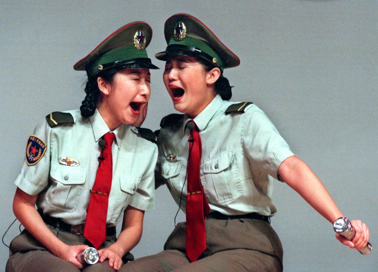 Женщины-военнослужащие Народно-освободительной армии Китая выступают в Гонконге