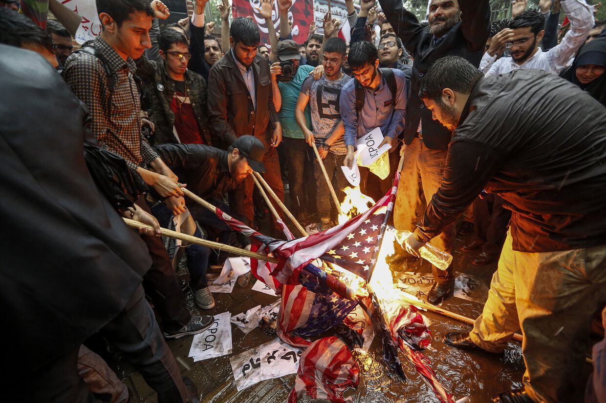 Антиамериканская акция протеста у здания бывшего посольства США в Тегеране