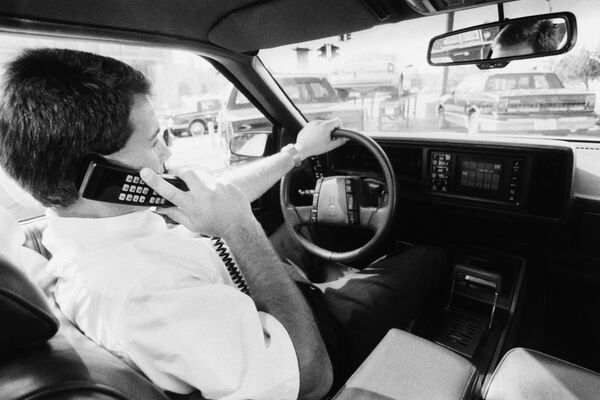 Сотовый телефон, установленный в автомобиль в качестве дополнительной опции