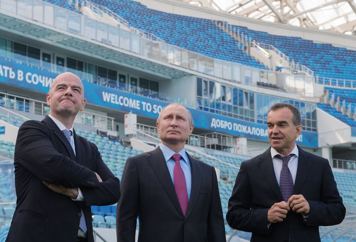 Президент РФ Владимир Путин, президент FIFA Джанни Инфантино и губернатор Краснодарского края Вениамин Кондратьев во время осмотра после реконструкции стадиона Фишт. 3 мая 2018