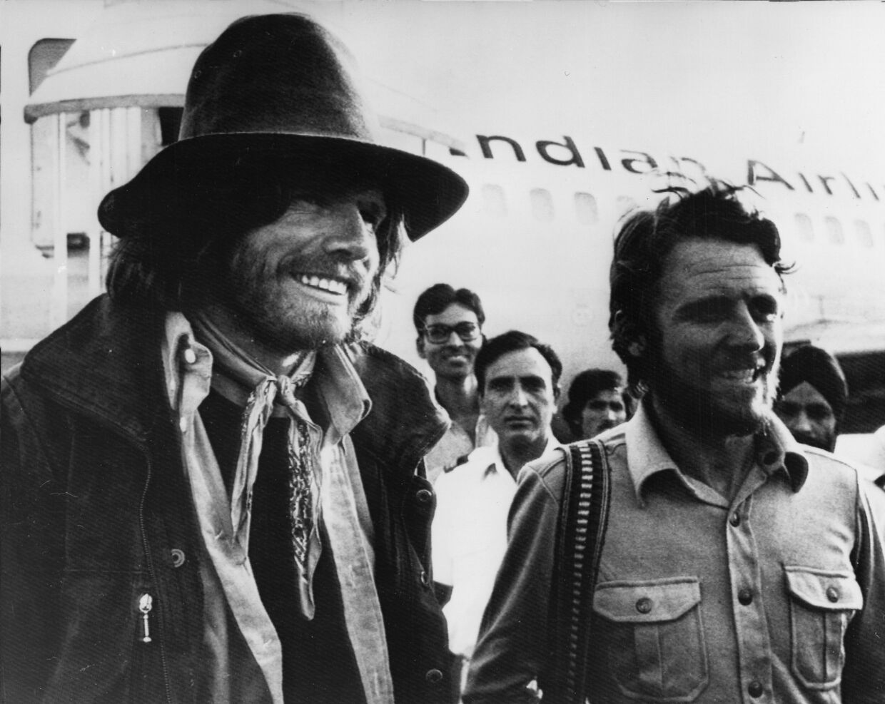 21 мая 1978. Альпинисты Райнхольд Месснер и Петер Хабелер в аэропорту Нью-Дели после бескислородного восхождения на Эверест