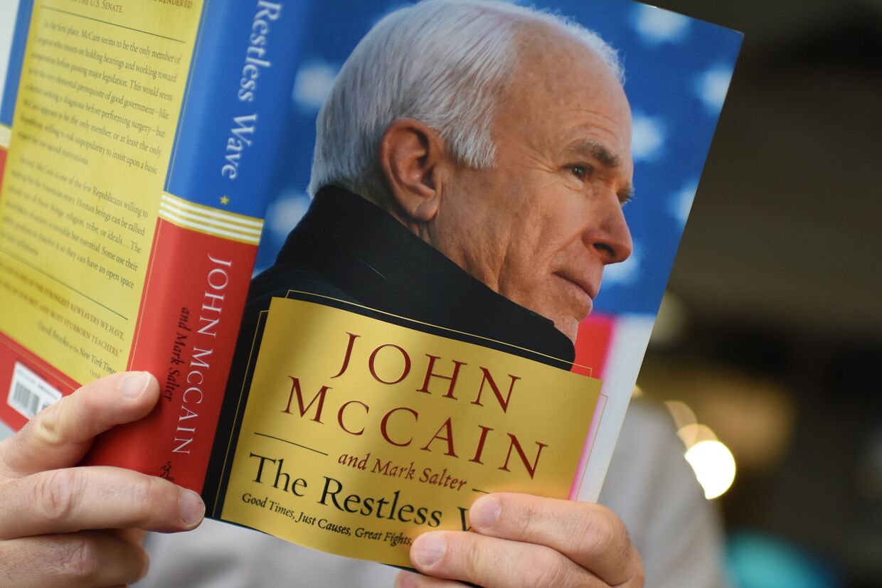 Книга сенатора-республиканца Джона Маккейна «Беспокойная волна»
