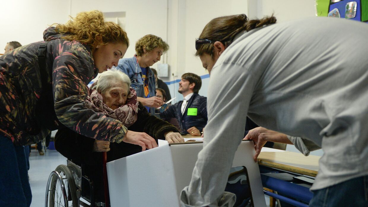 Жители Барселоны принимают участие в неформальном опросе населения о статусе Каталонии
