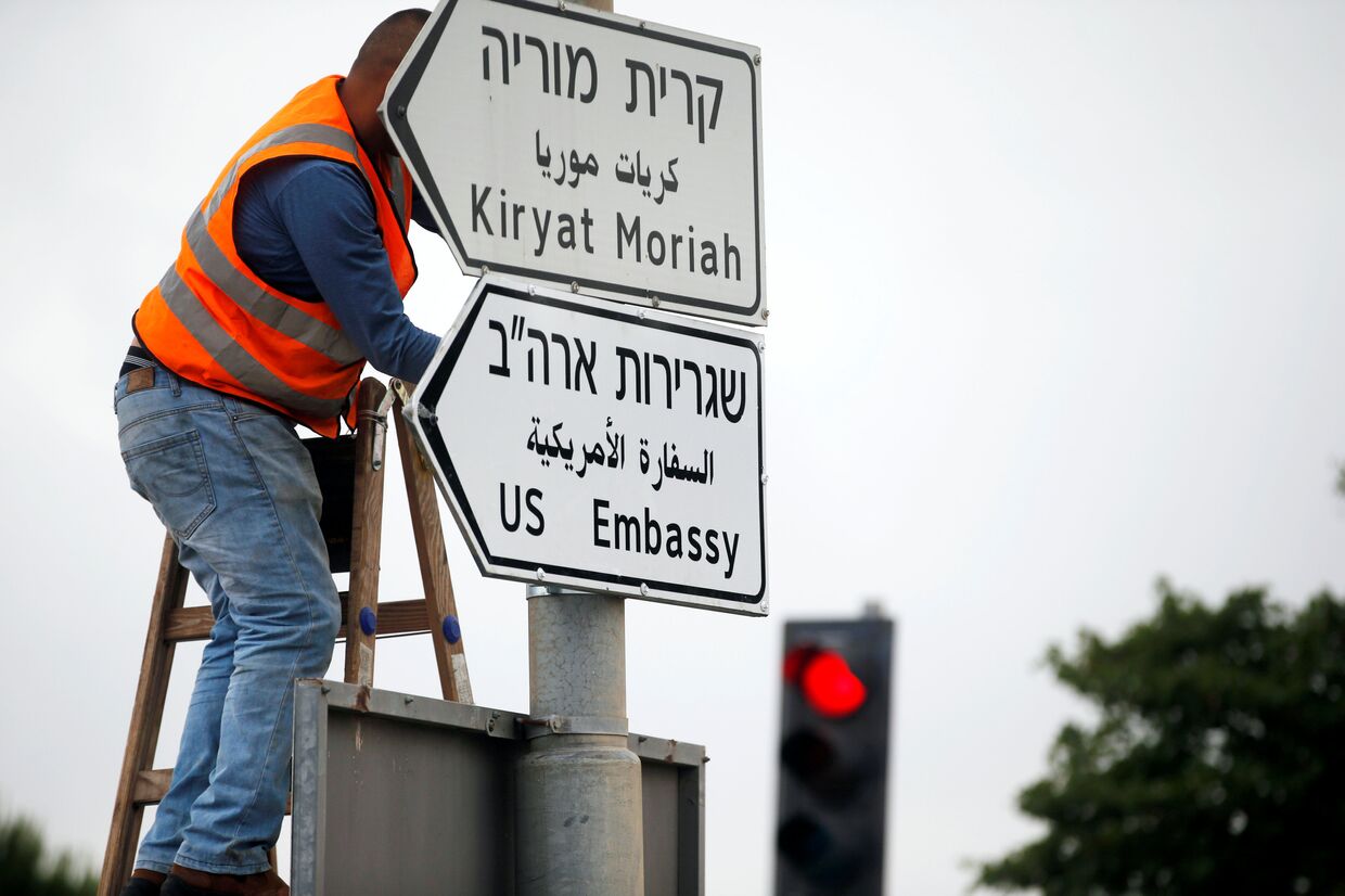 Установка дорожного указателя Посольство США в Иерусалиме, Израиль. 7 мая 2018