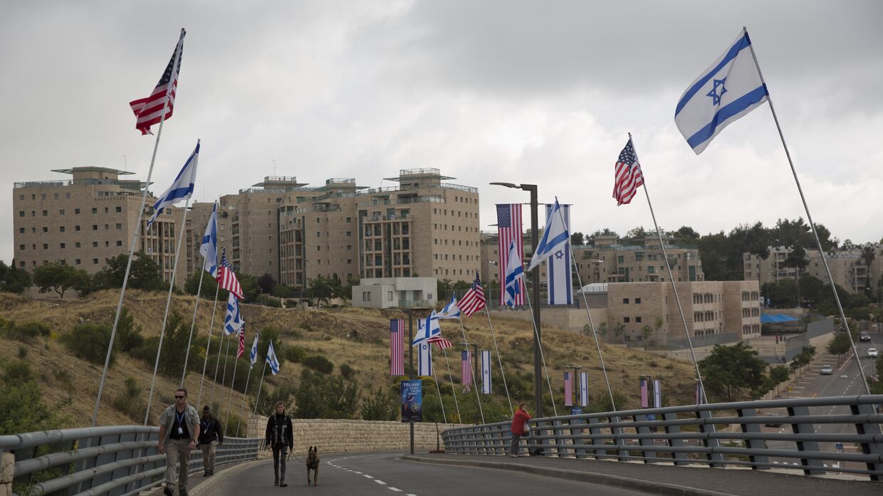 Офицеры безопасности на дороге, ведущей к зданию нового посольства США в Иерусалиме. 13 мая 2018 