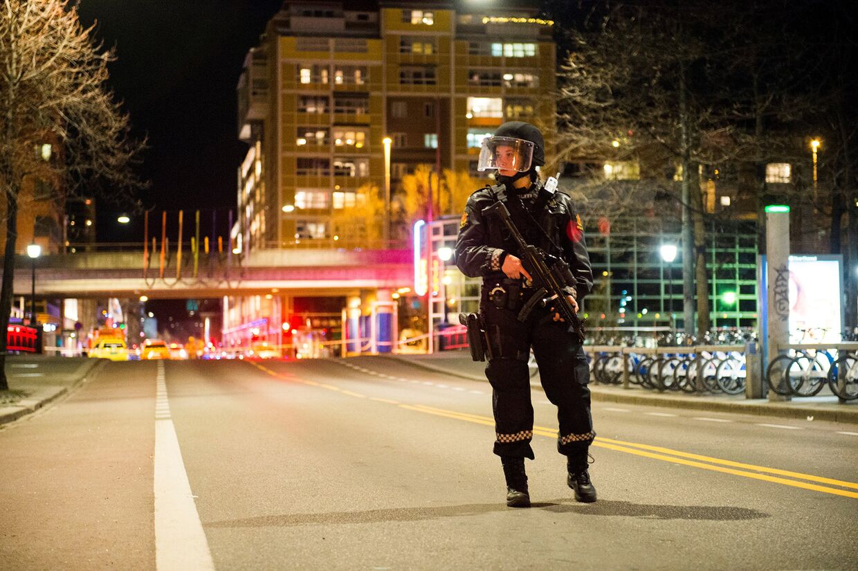 Сотрудник полиции на месте оцепления в Осло.