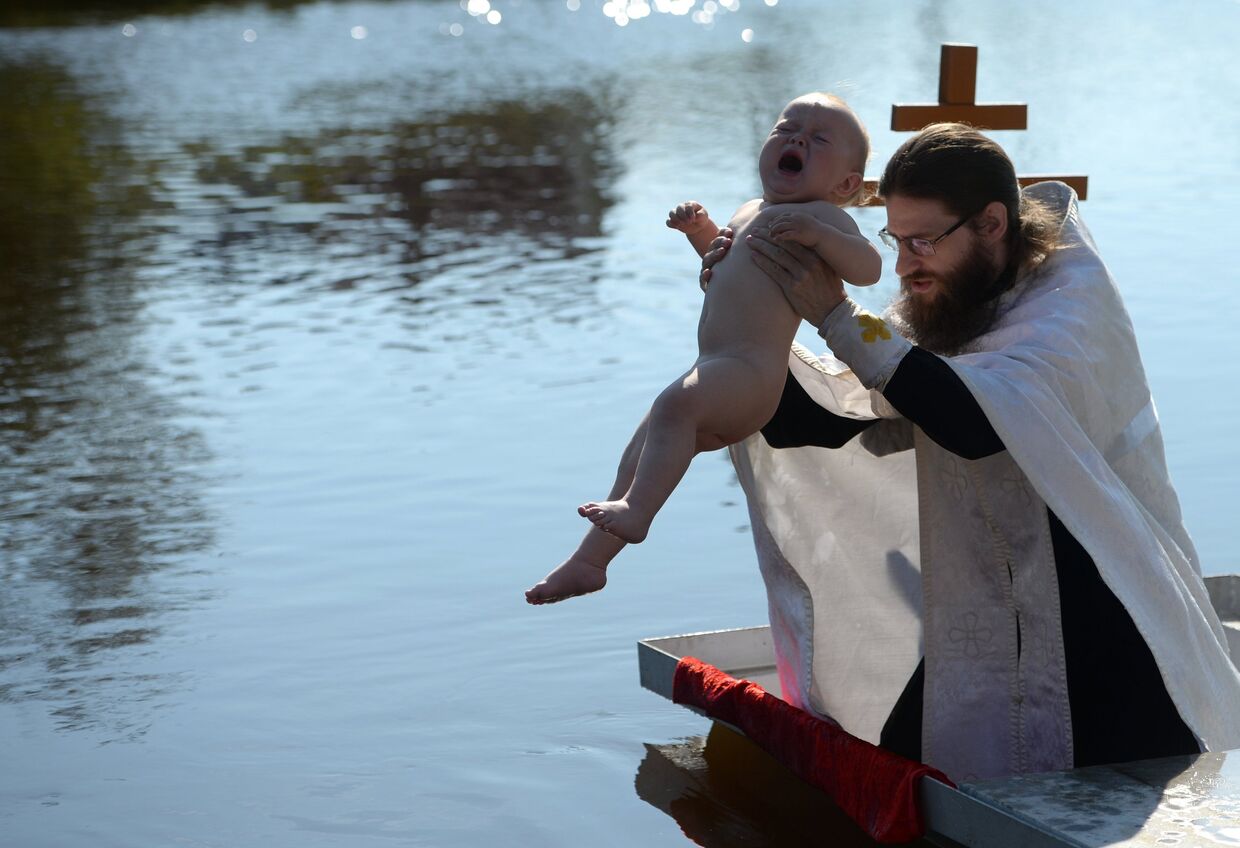 Крещение детей на реке Чусовой возле Князе-Владимирского храма в поселке Станционный-Полевской. 28 июля 2017
