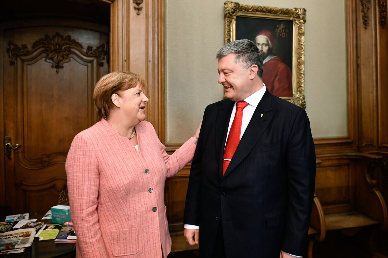 Канцлер Германии Ангела Меркель и президент Украины Петр Порошенко во время встречи в городе Аахен в Германии. 10 мая 2018