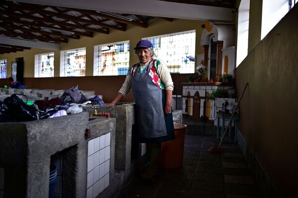 74-летняя эквадорская прачка Делия Велос