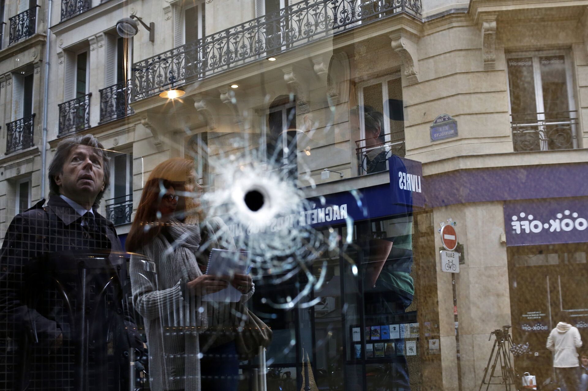 Пулевое отверстие на месте, где был застрелен сотрудниками полиции мужчина нападавший с ножом на прохожих в Париже - ИноСМИ, 1920, 11.12.2020